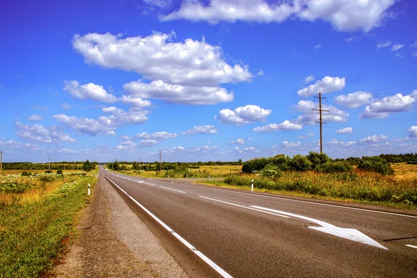 Ruta rápida a través del paisaje natural en verano — Foto de Stock