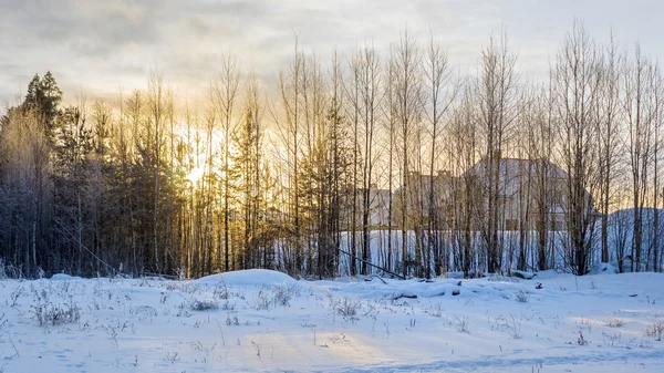 Zonsondergang in de winter village — Stockfoto