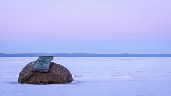Plaque commémorative sur rocher au bord du lac en hiver — Photo