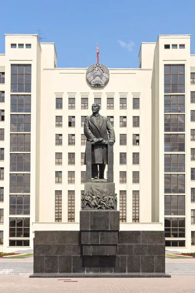 Monument till Lenin framför regeringen house i Minsk — Stockfoto