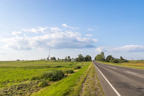 Road through fields downcountry in summer — Stock Photo, Image