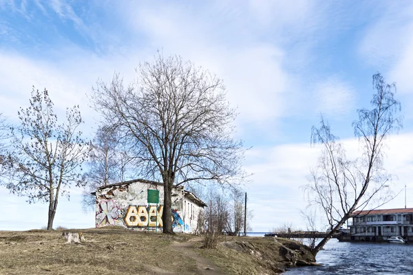 Maison abandonnée sur ciel bleu backgropund au printemps — Photo