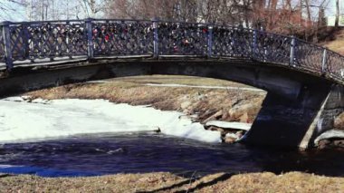 Bahar park nehir yaya köprüsü
