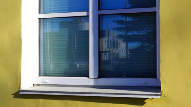 Şehir hayatı evi penceresinde yansıması — Stok video