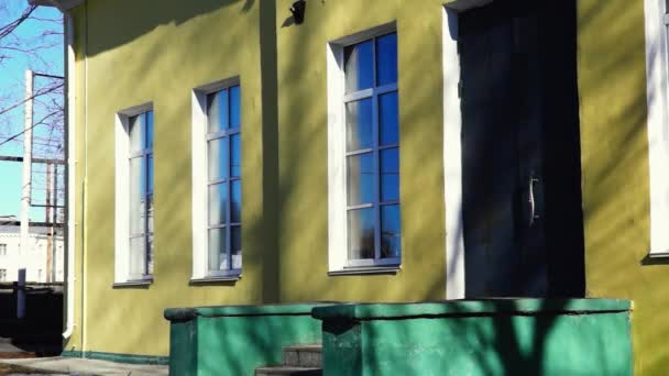 Vchodové verandě staré žluté budovy — Stock video