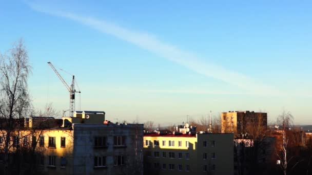 Şehir manzarası ve mavi gökyüzü — Stok video
