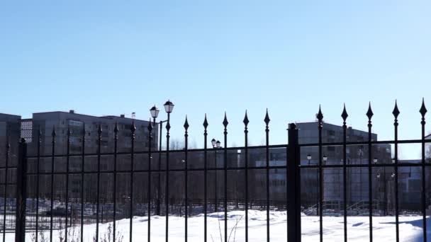 Clôture de fer en ville par beau temps printanier 