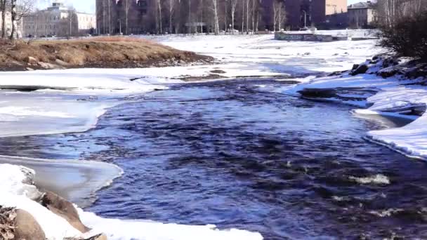 Fluxo fluvial no gelo — Vídeo de Stock