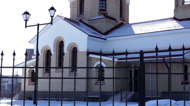 Залізний паркан православної церкви — стокове відео