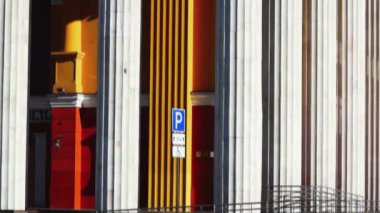 Tiyatro fronton sütunları eğimli