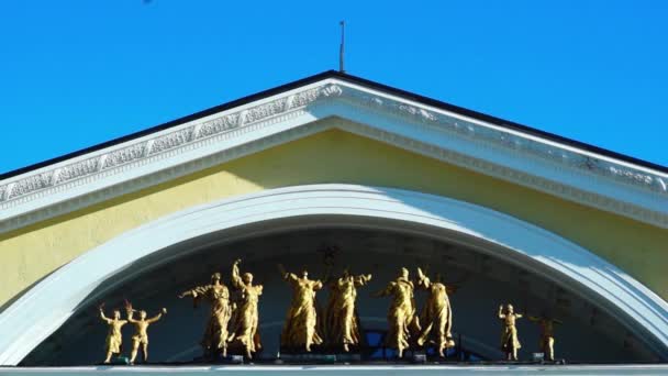 Sculptures d'art sur fronton et corbeau de théâtre — Video