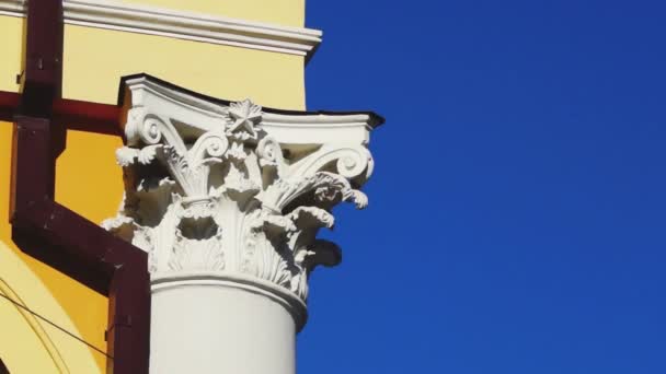Chapiter stylu klasycznego kolumna — Wideo stockowe