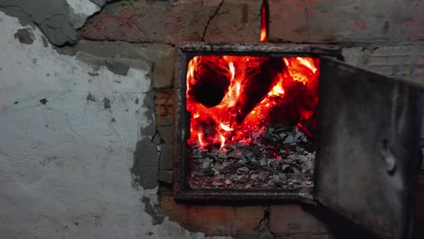 Дрова горят в духовке — стоковое видео