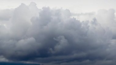 Bulutlu gökyüzü zaman ayarlı