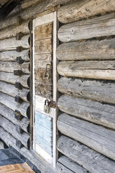 자물쇠로 잠겨 있는 오래 된 나무 문 — 스톡 사진