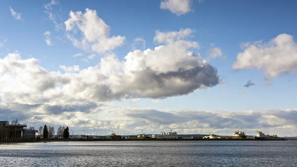Şehir limana bulutlu gökyüzü manzarası — Stok fotoğraf