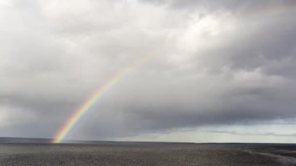 Timelapse Rainbow w niebo nad jeziorem — Wideo stockowe