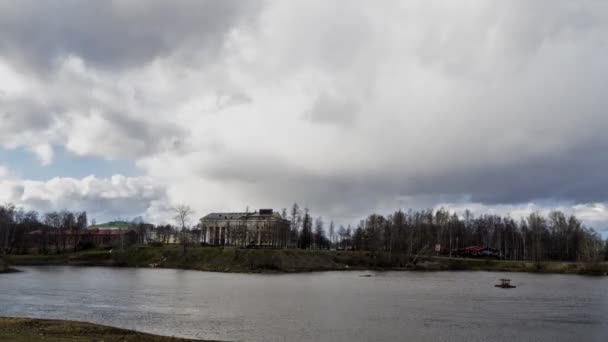 Timelapse del cielo nublado en el parque fluvial de la ciudad — Vídeo de stock