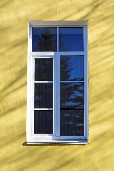 Altes Fenster an gelber Wand — Stockfoto
