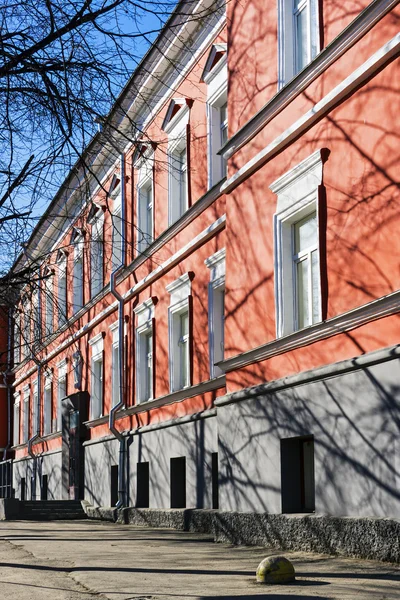 Eski kırmızı mimari dekorasyon ile bina cephe — Stok fotoğraf