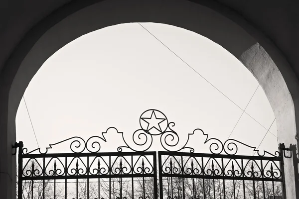 Arch with old wrought iron gates — Stock Photo, Image