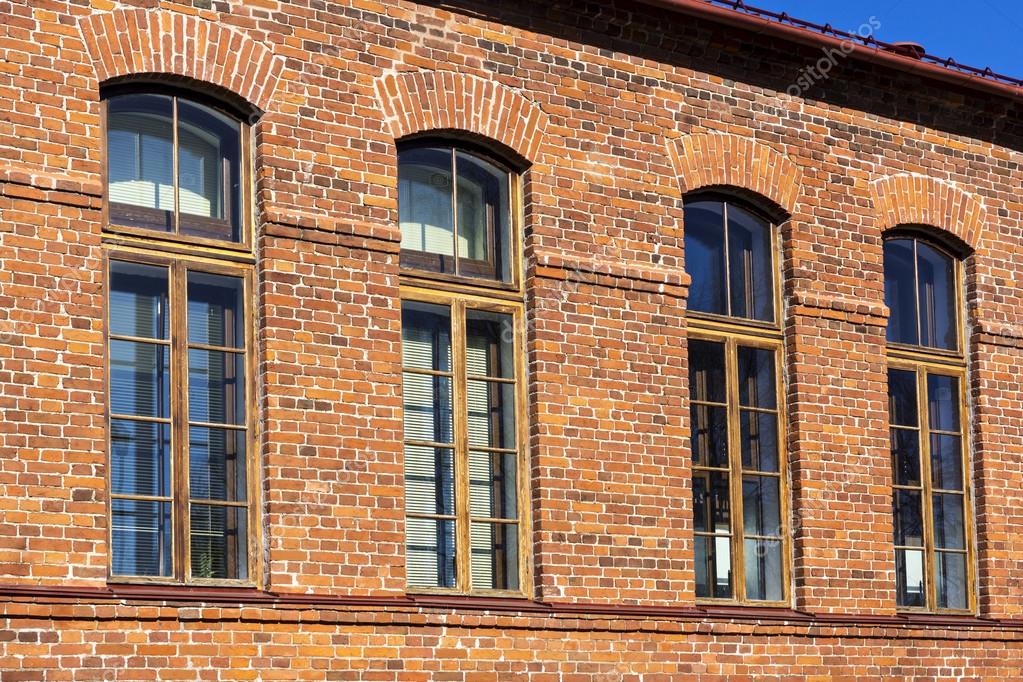 Fotos de Casa retro de ladrillo rojo con ventanas - Imagen de © sgorin