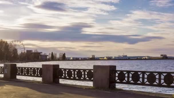 Timelapse van stad embankment op avond meer — Stockvideo