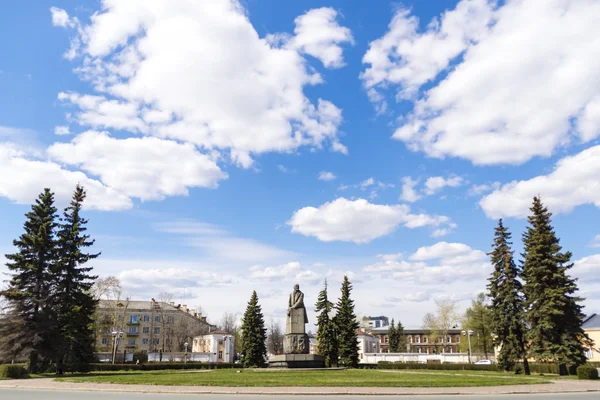 Гранитная статуя Ленина в центре круговой площади — стоковое фото