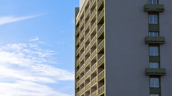 Mavi gökyüzünde bina yüksek katlı — Stok fotoğraf