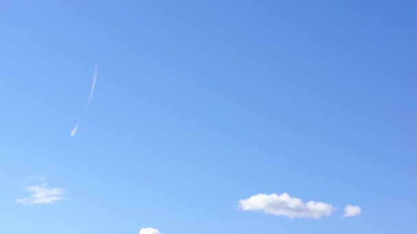 Spur des Düsenflugzeugs am blauen Himmel — Stockvideo