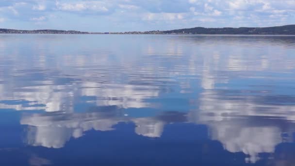 Отражение облаков на поверхности озера — стоковое видео