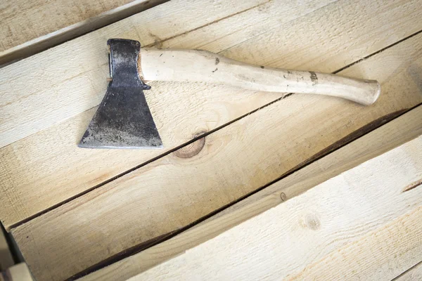 Carpenter's ax met houten handvat — Stockfoto