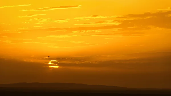 Skyscape avec avion au coucher du soleil — Photo