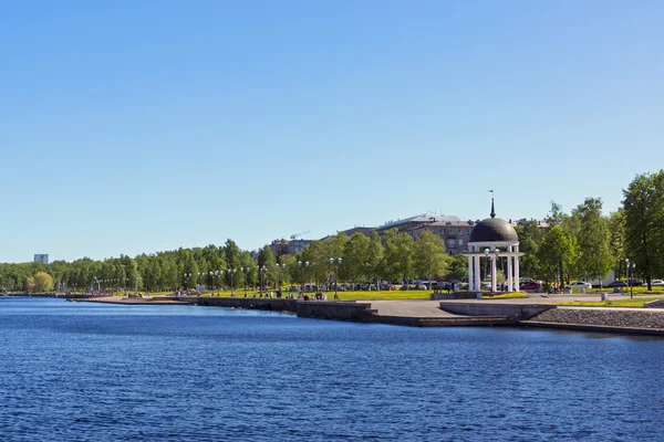 City lake embankment in summer — Stockfoto