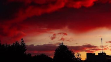 Şehir tavada Afterglow bulutlar