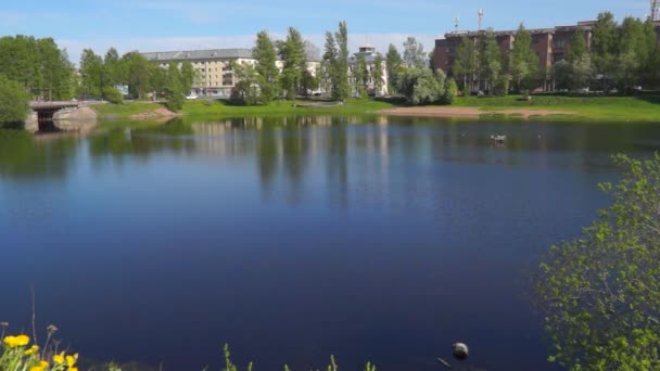 Ville bord de rivière en été 