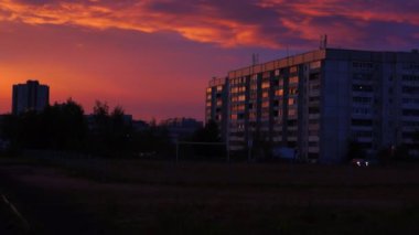 Şehir tilt üzerinde Afterglow gökyüzü
