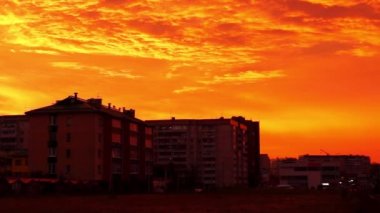Gece şehir tava üzerinde Afterglow gökyüzü