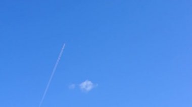 Mavi gökyüzünde beyaz jet izleri
