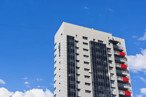 Building in blue skies — Stok fotoğraf