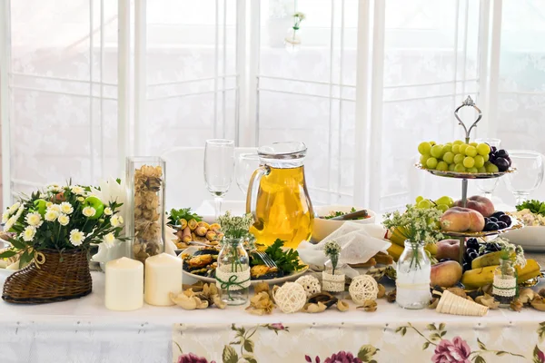 Торжественный свадебный стол — стоковое фото