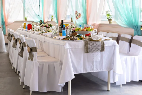 Свадебный стол с едой — стоковое фото