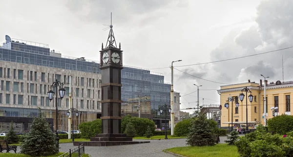 Torre del reloj de la ciudad en estilo inglés — Foto de Stock