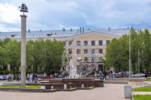 Universidade Estadual de Petrozavodsk no verão — Fotografia de Stock