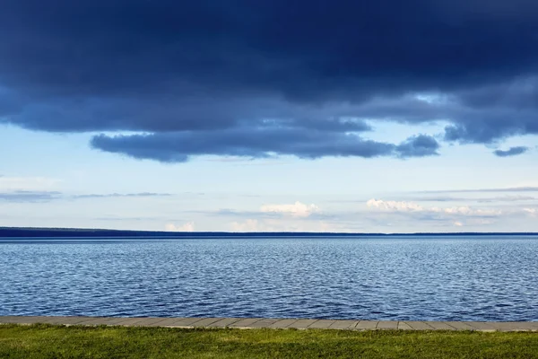 Åskmoln över sjön — Stockfoto