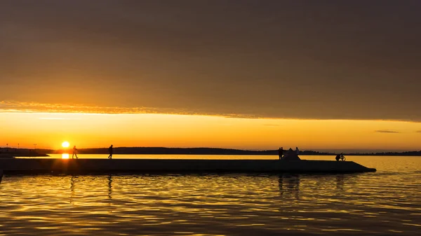 Verano resplandor del atardecer cielo en muelle de la ciudad —  Fotos de Stock