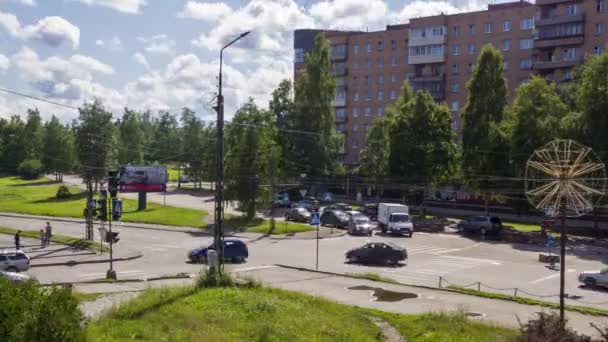 Traffico di auto di città in estate, timelapse — Video Stock