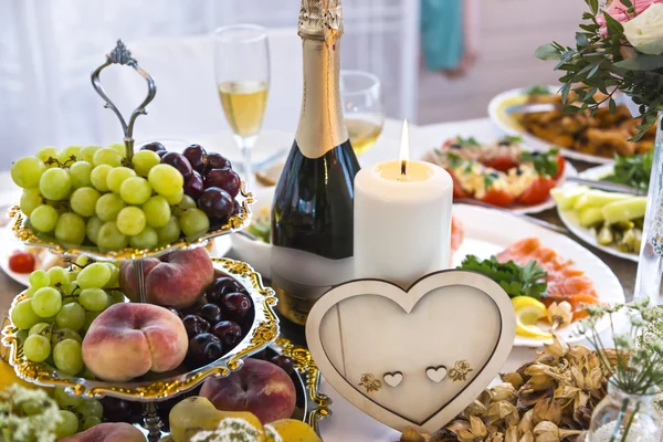 Свадебный стол с украшением в форме сердца — стоковое фото