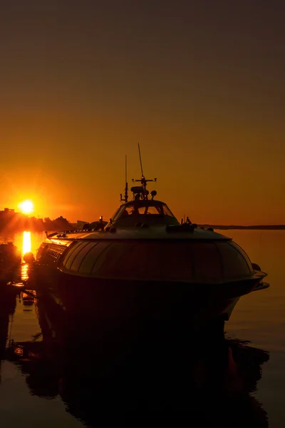 Silhouette of ship in city port on sunset — Stock Photo, Image