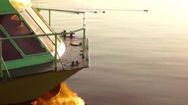 Gölde ördekler güneşli akşamları dock